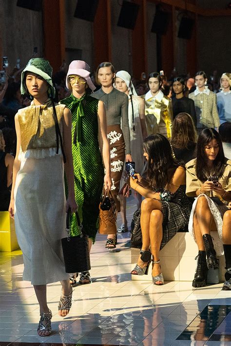 prada pelliccia ecologica|Prada consolida il suo impegno per una moda sostenibile.